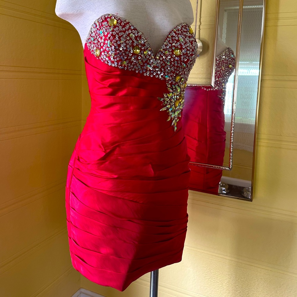 Mac Duggal Red Sweetheart Neckline